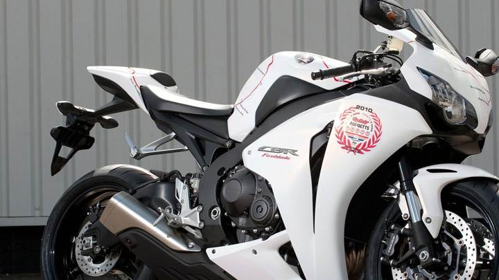 Honda CBR100RR Fireblades Special Edition In White Side Pose